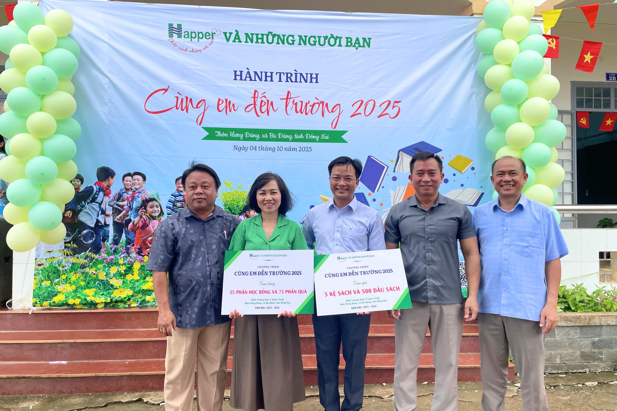Đại diện Happer Việt Nam trao bảng tượng trưng 35 suất học bổng, 75 phần quà và 5 kệ sách với 500 đầu sách cho điểm Trường Tiểu học Vườn Chuối trong hành trình “Cùng em đến trường 2025” tại xã Bù Đăng, tỉnh Đồng Nai.