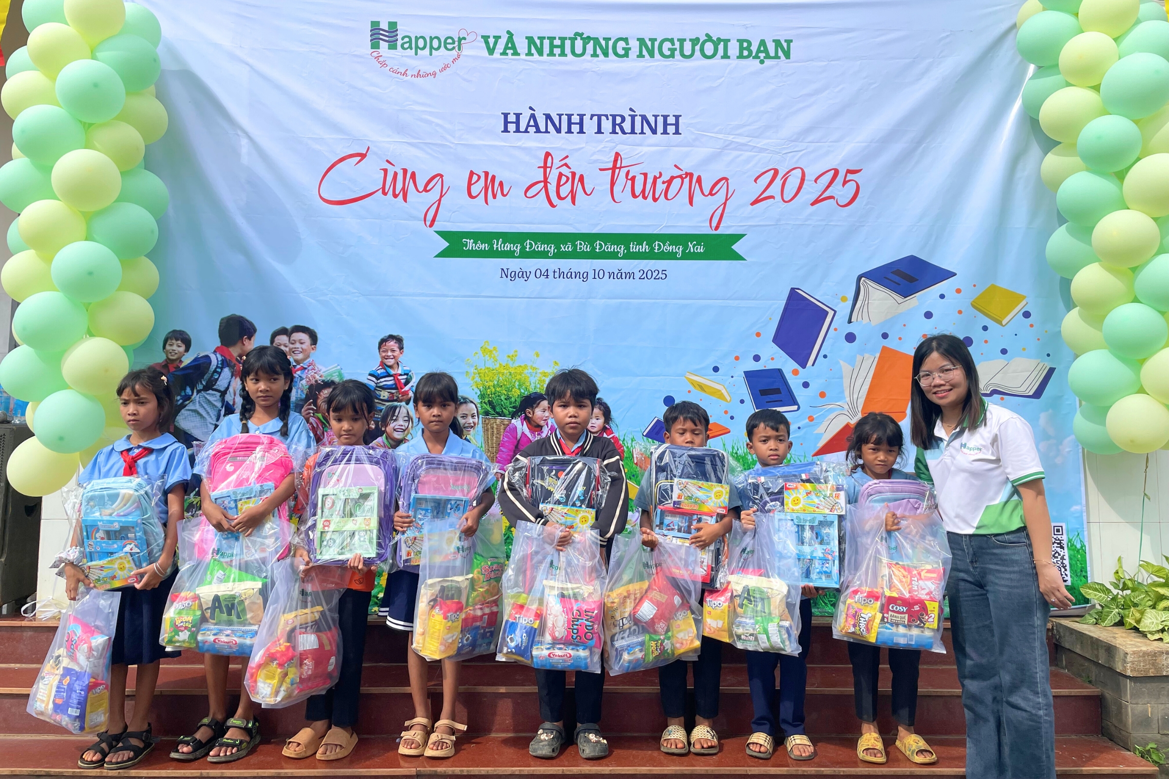 Trưởng ban CSR đại diện Happer Việt Nam trao tặng phần quà đến thầy cô và học sinh tại điểm trường Vườn Chuối, thể hiện tinh thần sẻ chia và lan tỏa tri thức đến cộng đồng.
