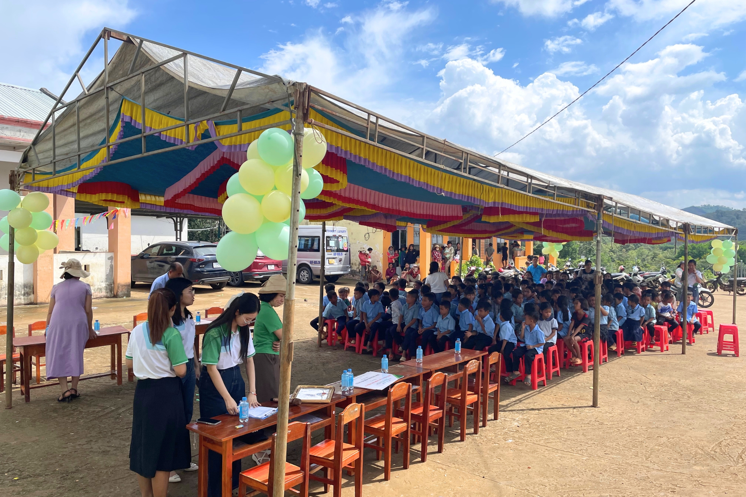 Quang cảnh chương trình “Cùng em đến trường 2025” do Happer Việt Nam tổ chức tại điểm trường Tiểu học Vườn Chuối, nơi các em học sinh háo hức tham dự trong không gian rực rỡ sắc màu và tràn đầy niềm vui.