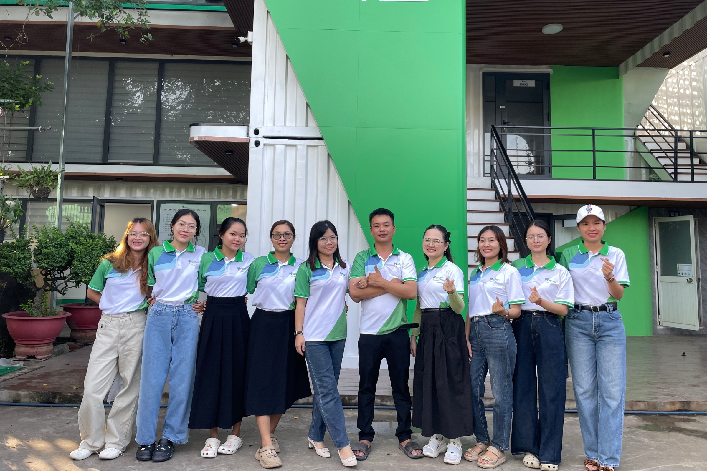 Đội ngũ nhân sự Happer Việt Nam trong trang phục đồng phục team CSR, sẵn sàng cho hành trình thiện nguyện “Cùng em đến trường 2025” nhằm lan tỏa tinh thần sẻ chia và trách nhiệm xã hội doanh nghiệp (CSR).
