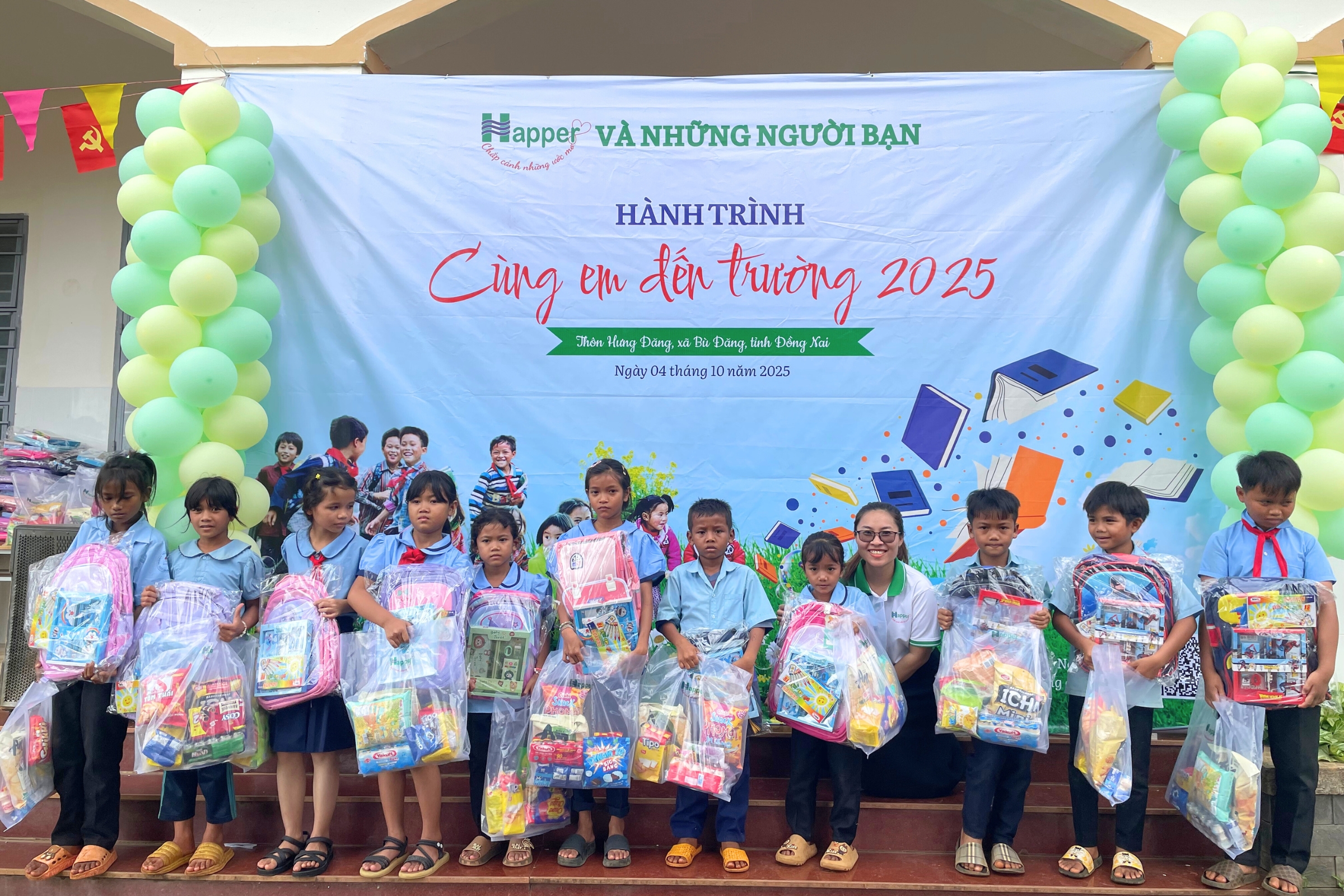 Trưởng dự án “Cùng em đến trường 2025” đại diện Happer Việt Nam trao tặng phần quà đến học sinh tại điểm trường Vườn Chuối, thể hiện tinh thần sẻ chia và lan tỏa tri thức đến cộng đồng.