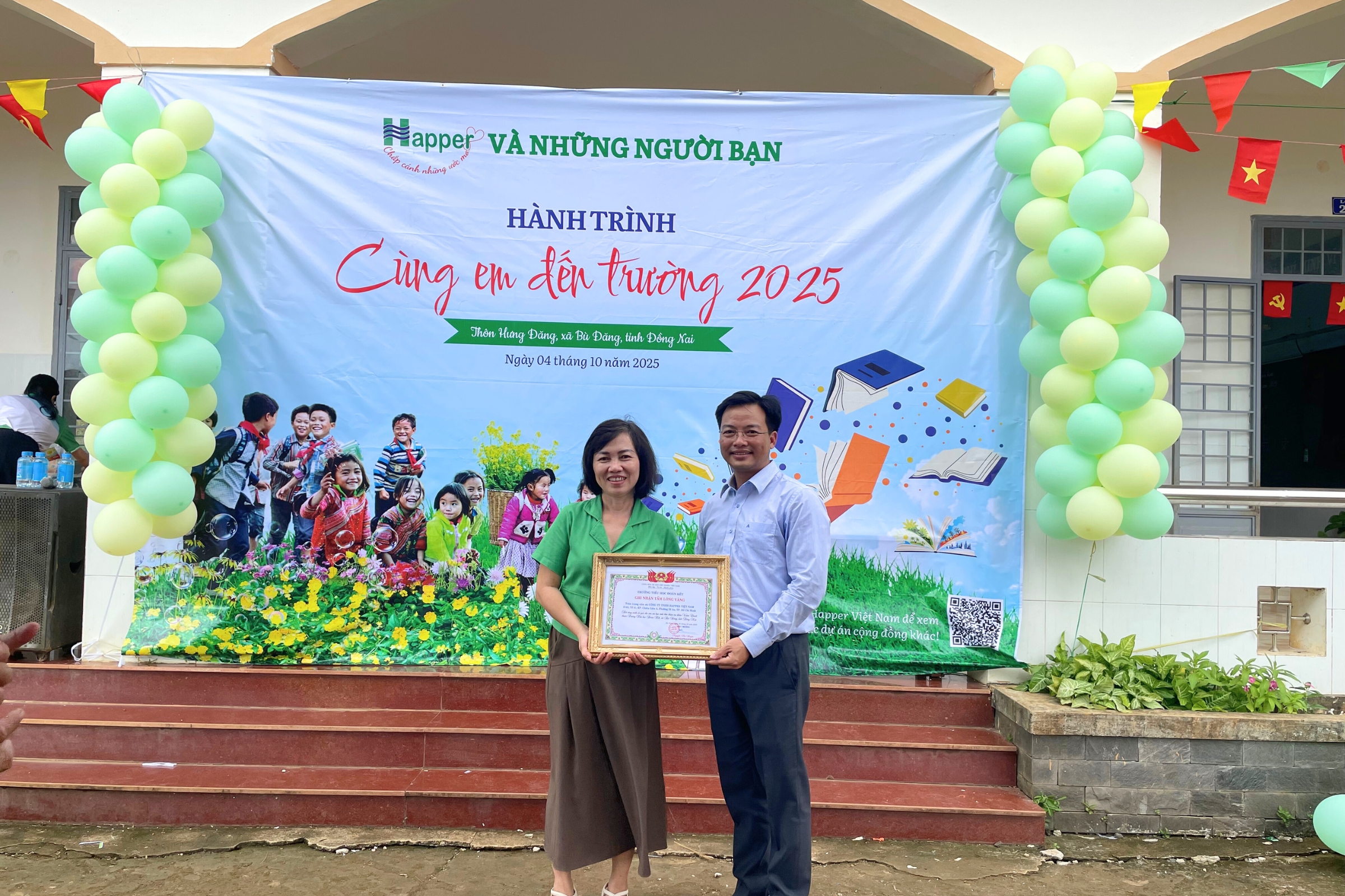 Đại diện Happer Việt Nam nhận bảng ghi nhận “Tấm lòng vàng” từ chính quyền địa phương, ghi nhận những đóng góp tích cực của doanh nghiệp trong hành trình đồng hành cùng cộng đồng qua chương trình “Cùng em đến trường 2025”.