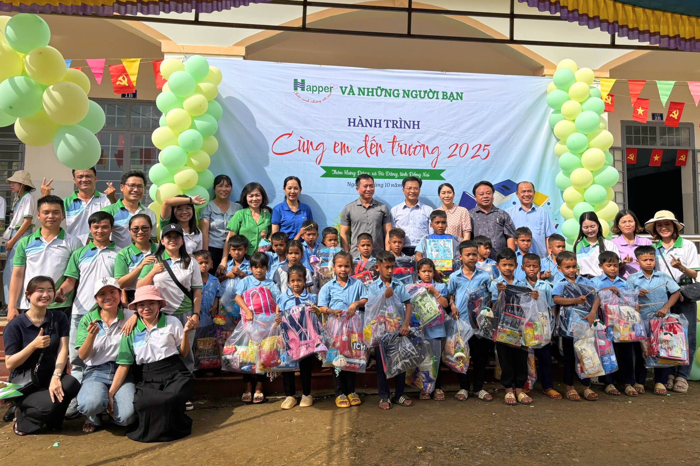 ập thể Happer Việt Nam cùng thầy cô và các em học sinh chụp ảnh lưu niệm trong chương trình “Cùng em đến trường 2025”, lan tỏa niềm vui và tinh thần sẻ chia.