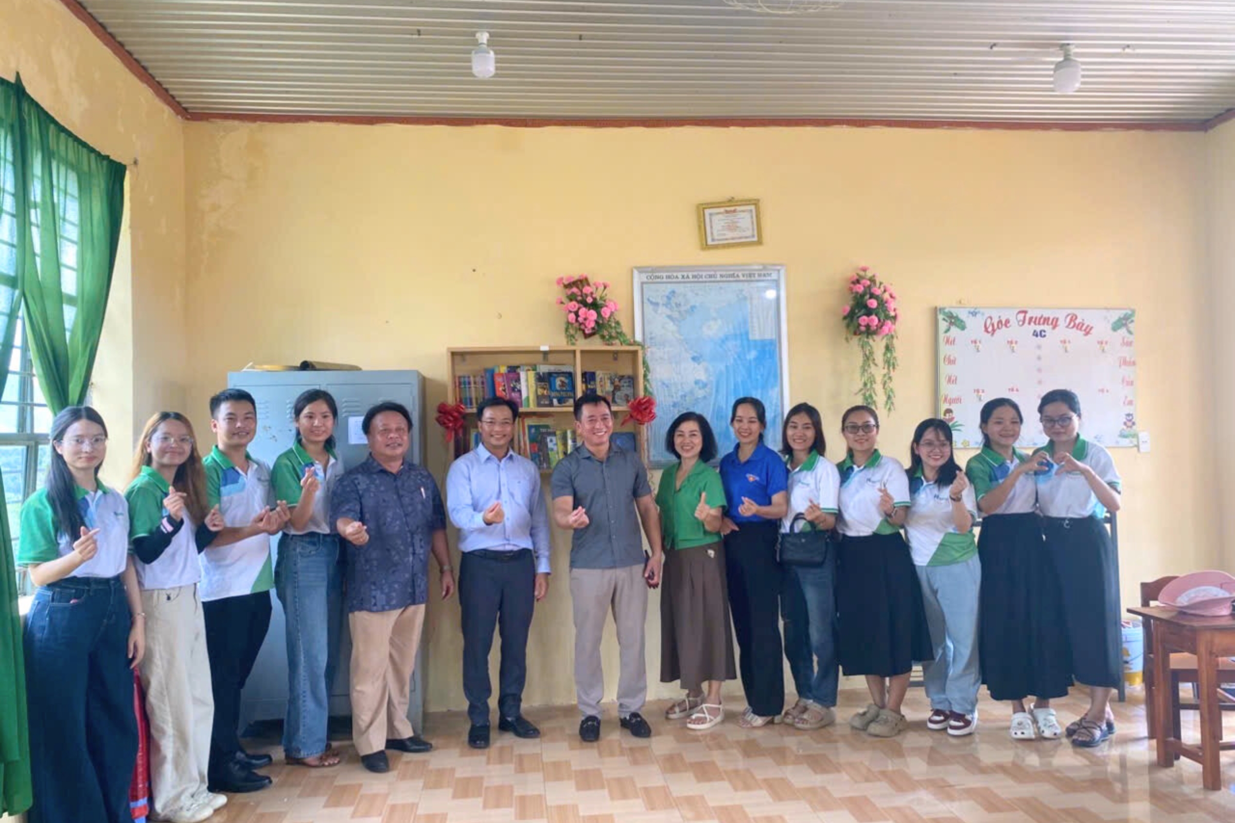 Đại diện Happer Việt Nam cùng thầy cô và học sinh tại điểm trường Vườn Chuối, xã Bù Đăng, tỉnh Đồng Nai trong chương trình “Cùng em đến trường 2025”. Phía sau là kệ sách được trao tặng – món quà ý nghĩa lan tỏa tri thức và yêu thương đến học sinh vùng xa.