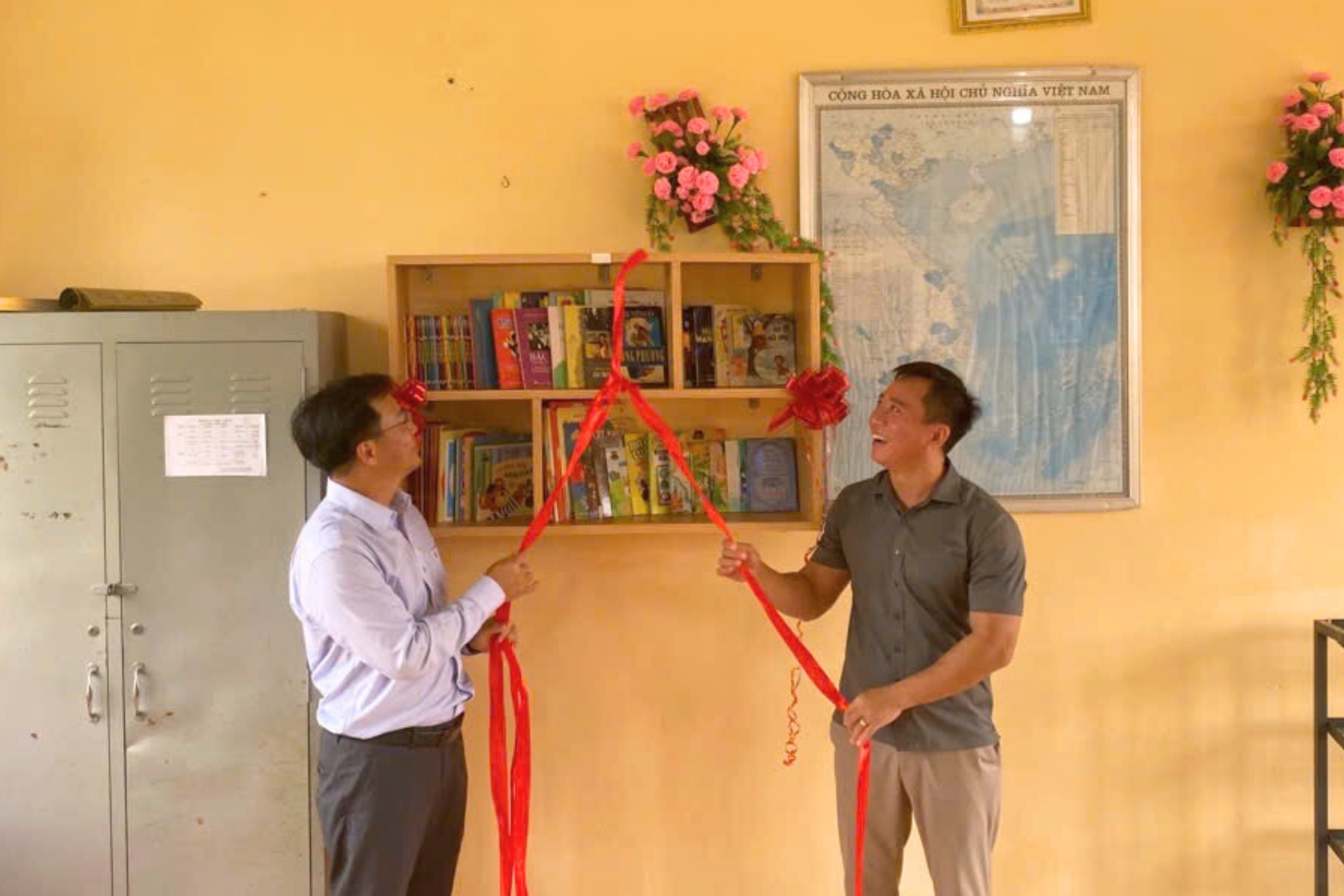Đại diện Happer Việt Nam cùng lãnh đạo địa phương thực hiện nghi thức khánh thành kệ sách mới trong chương trình “Cùng em đến trường 2025” tại điểm trường Vườn Chuối, xã Bù Đăng, tỉnh Đồng Nai.