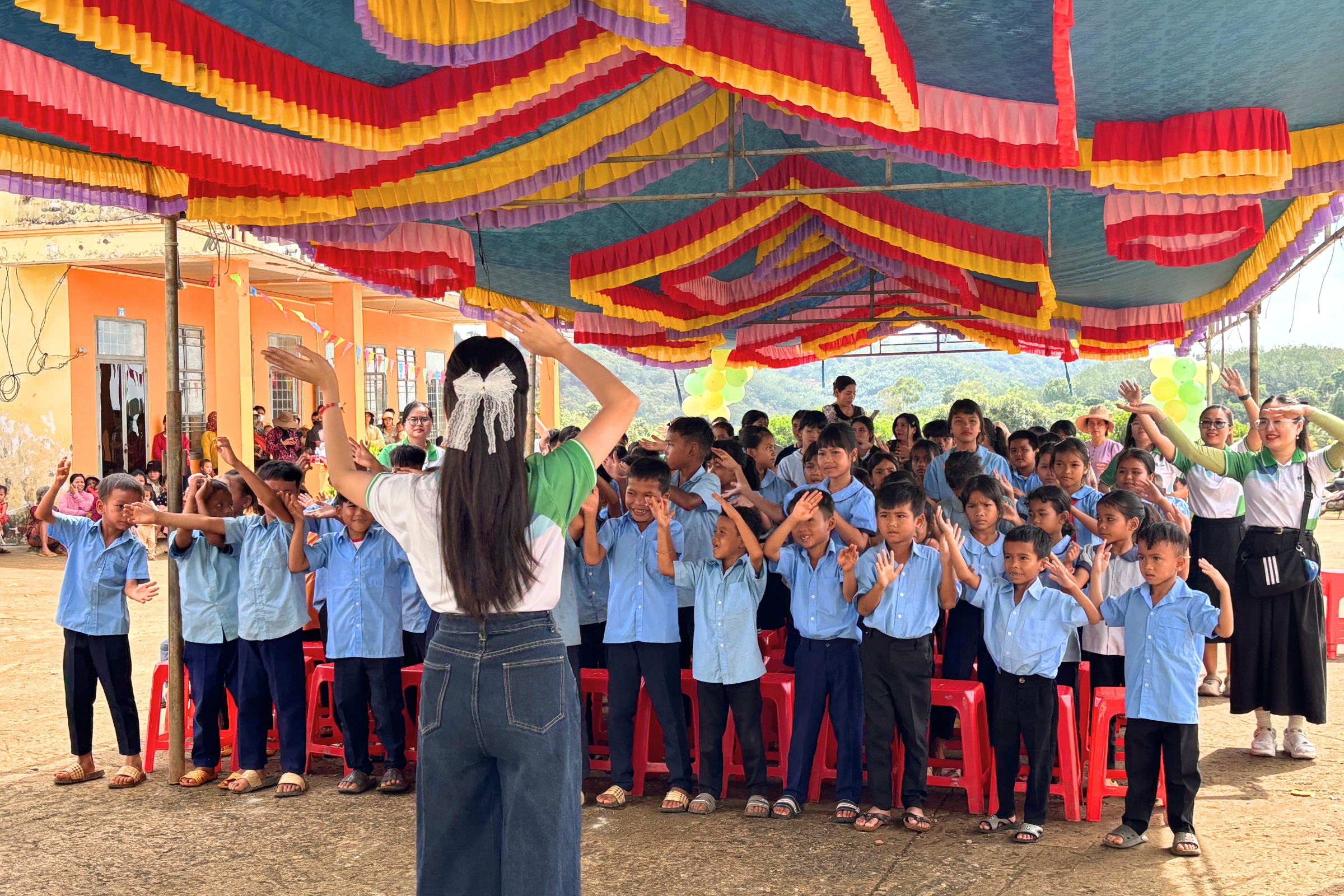 Team CSR của Happer Việt Nam hòa mình cùng các em học sinh trong điệu múa vui tươi tại chương trình “Cùng em đến trường 2025”, mang đến tiếng cười và năng lượng tích cực cho sân trường.