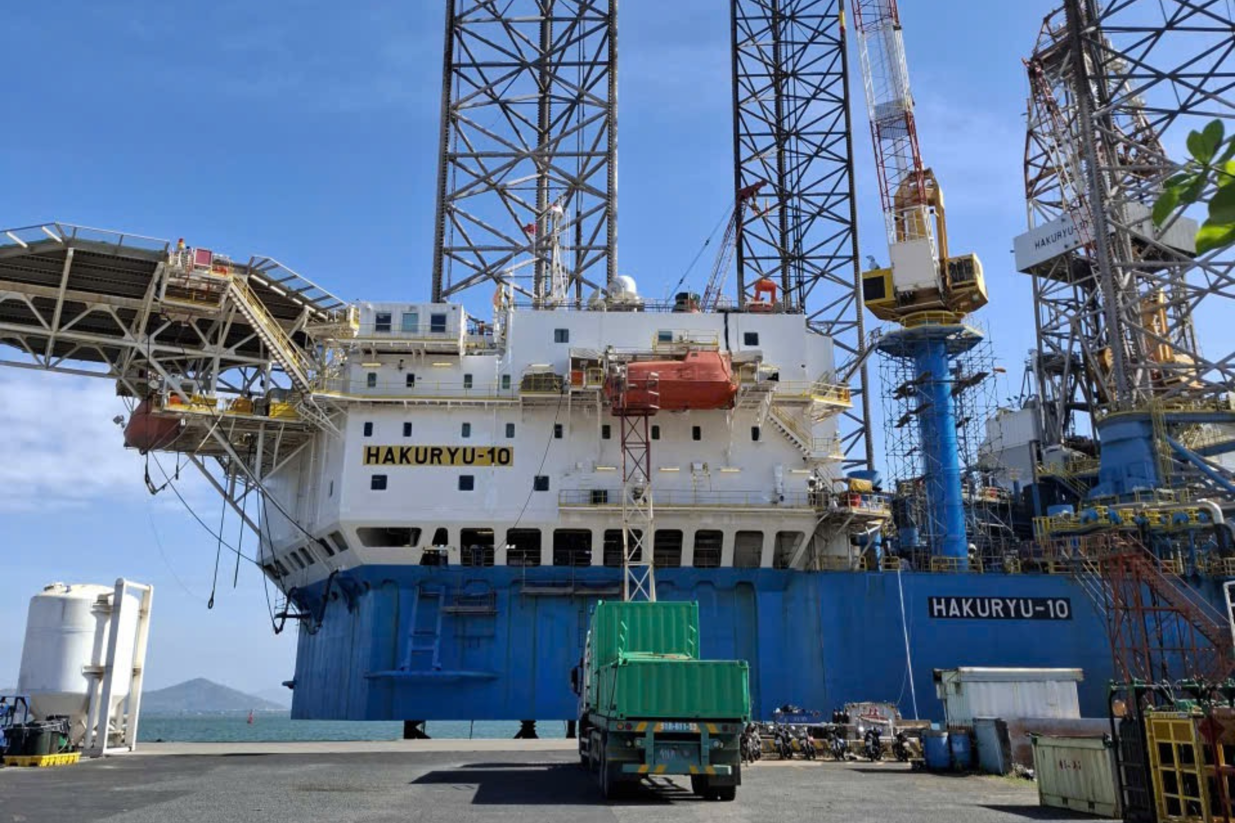 Vận chuyển container toilet chuyên dụng cho giàn khoan dầu khí bằng tàu dịch vụ