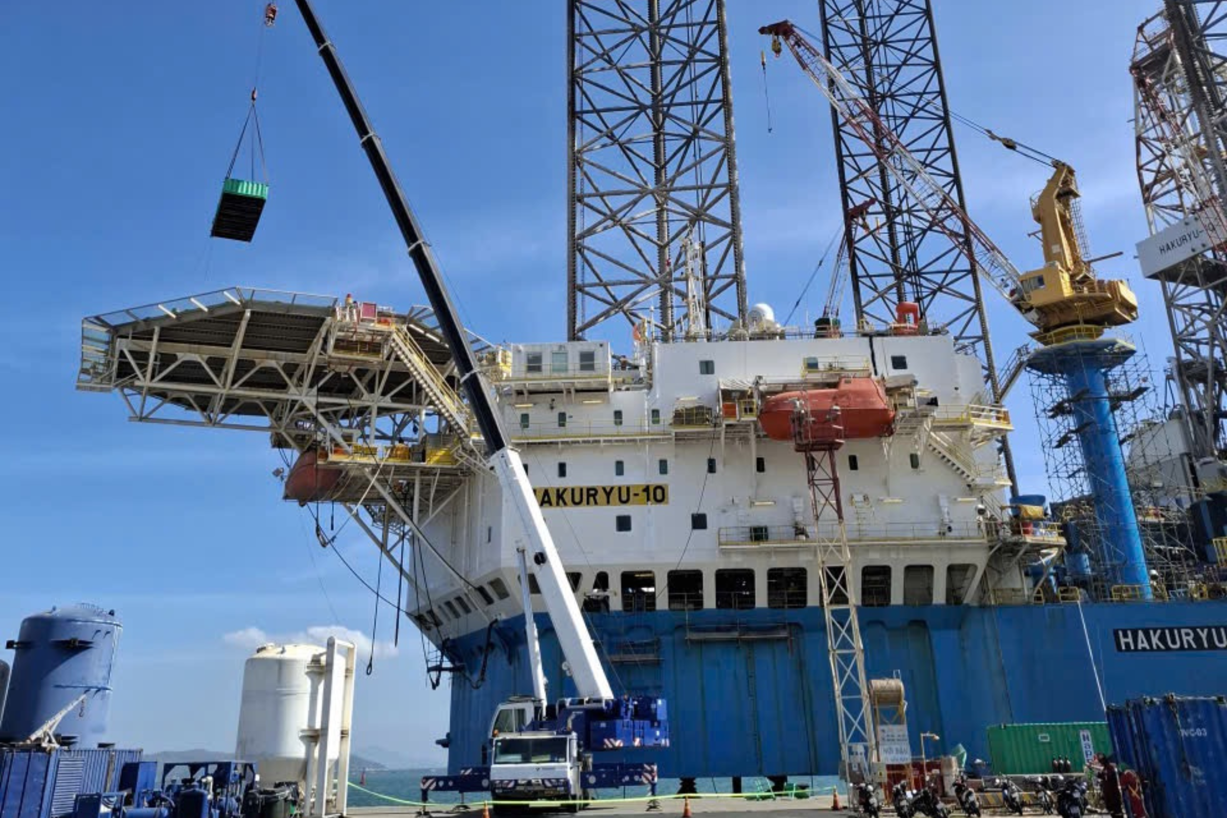 Cẩu container toilet 20 feet lên tàu dịch vụ ra giàn khoan