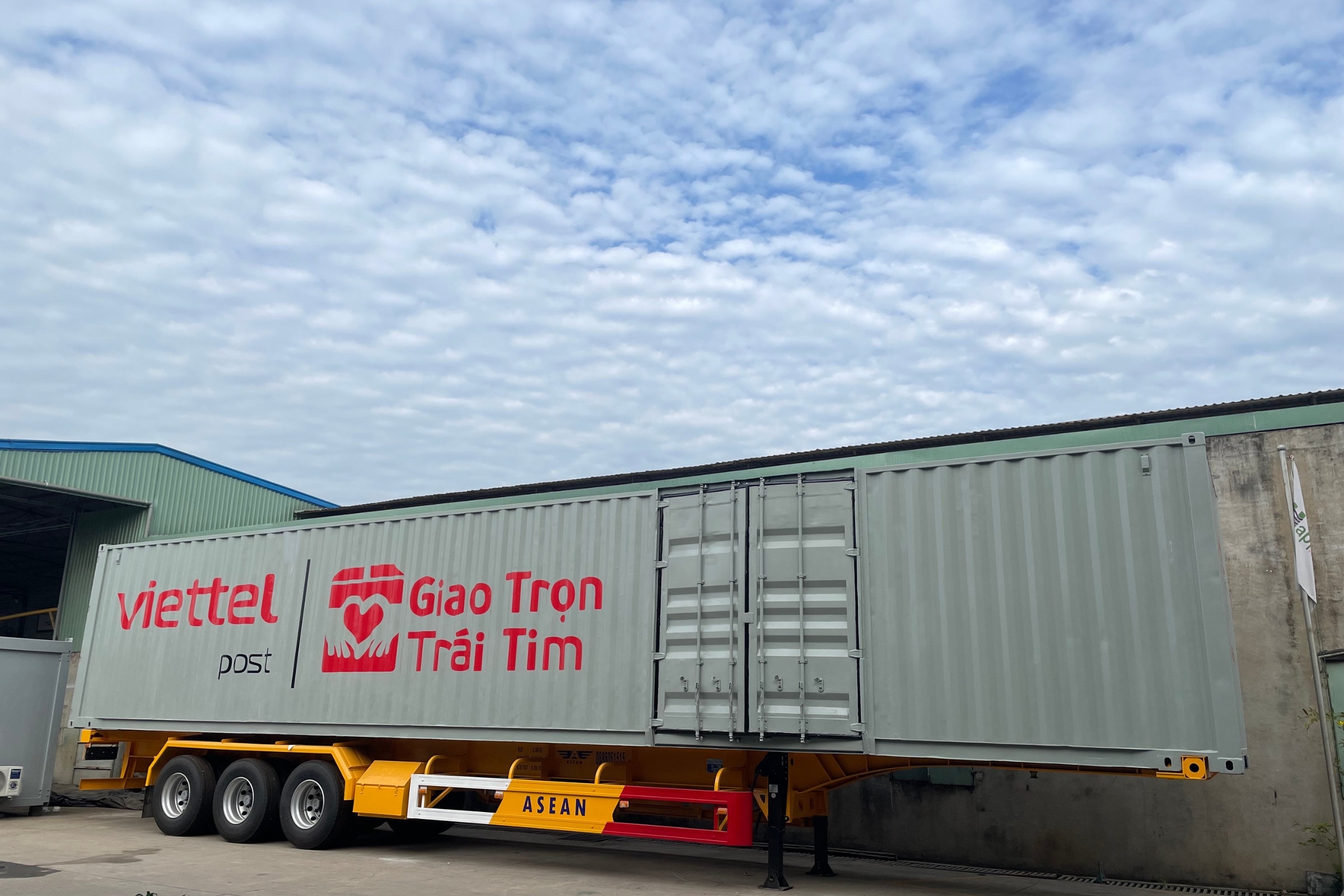 Combo sơmi rơmooc và container 53 feet của Happer Việt Nam