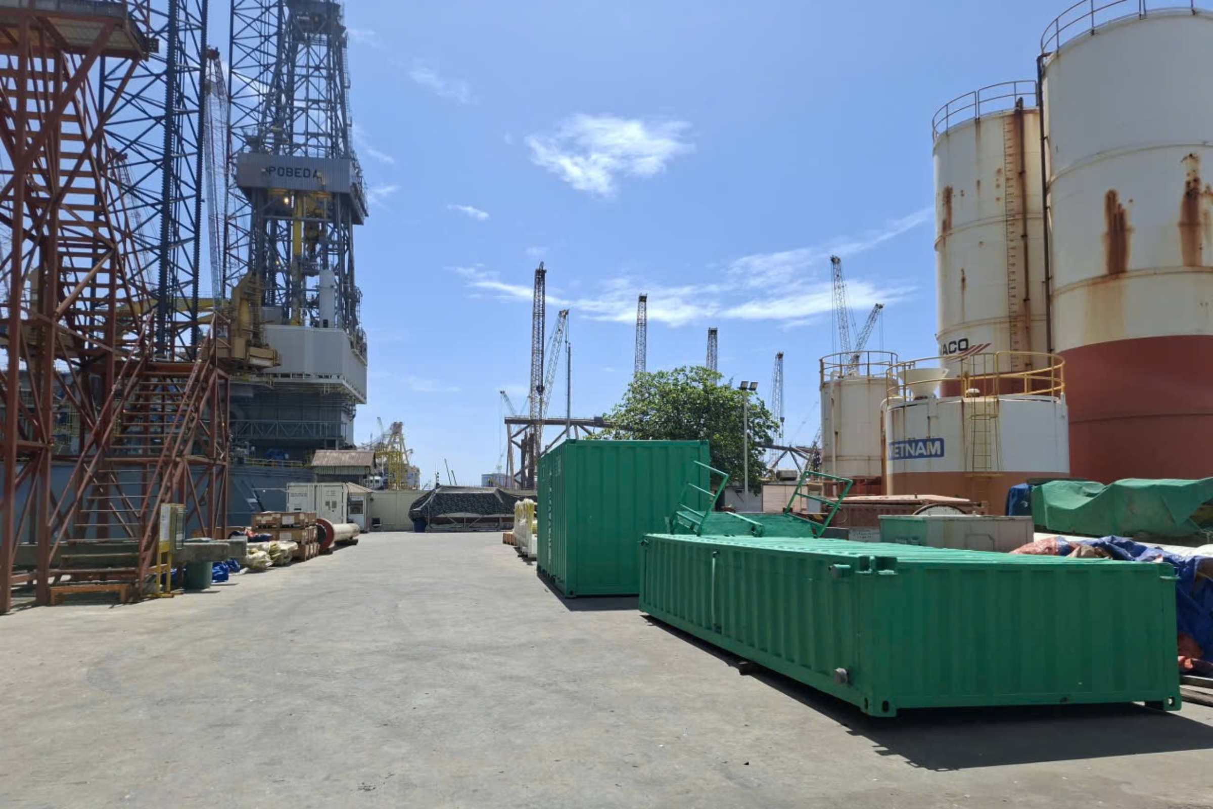 Hệ thống Padeyes chịu tải 8.5 tấn và bồn thải container toilet