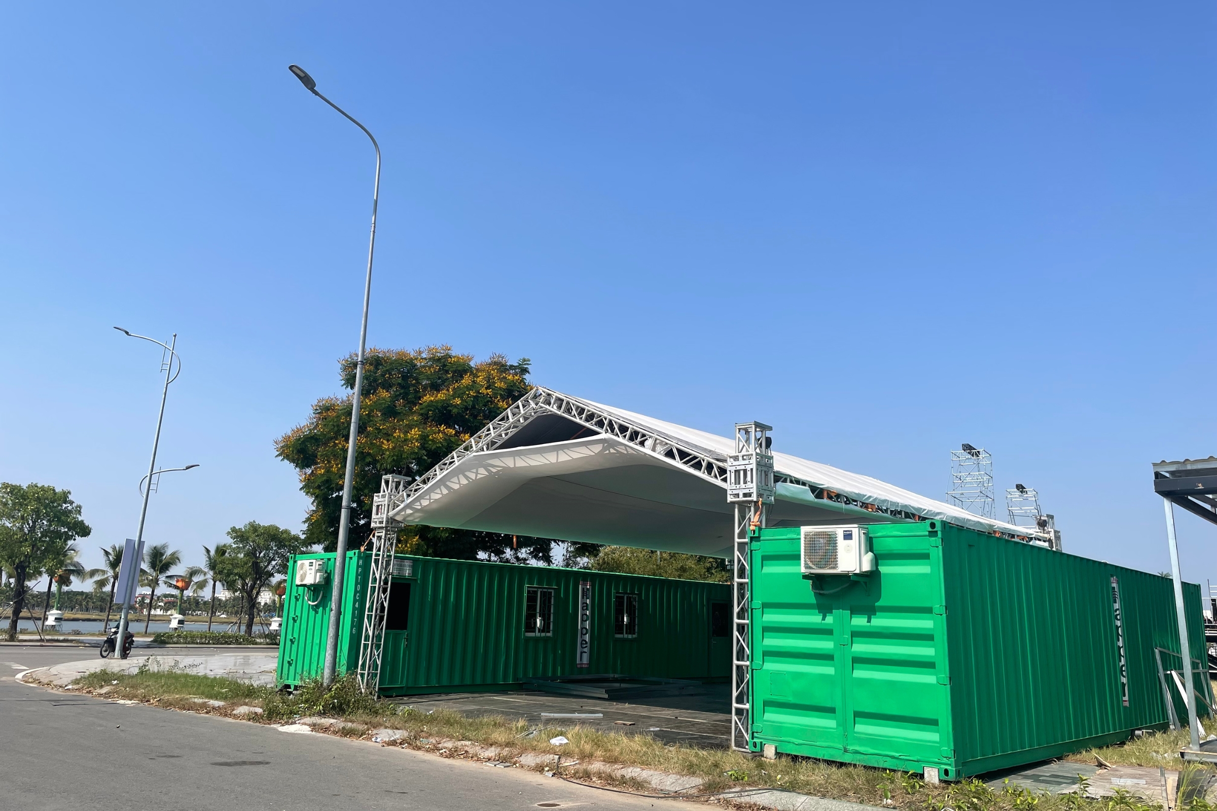 Khu container hậu cần trong sự kiện Tokyo Girls Collection tại Việt Nam