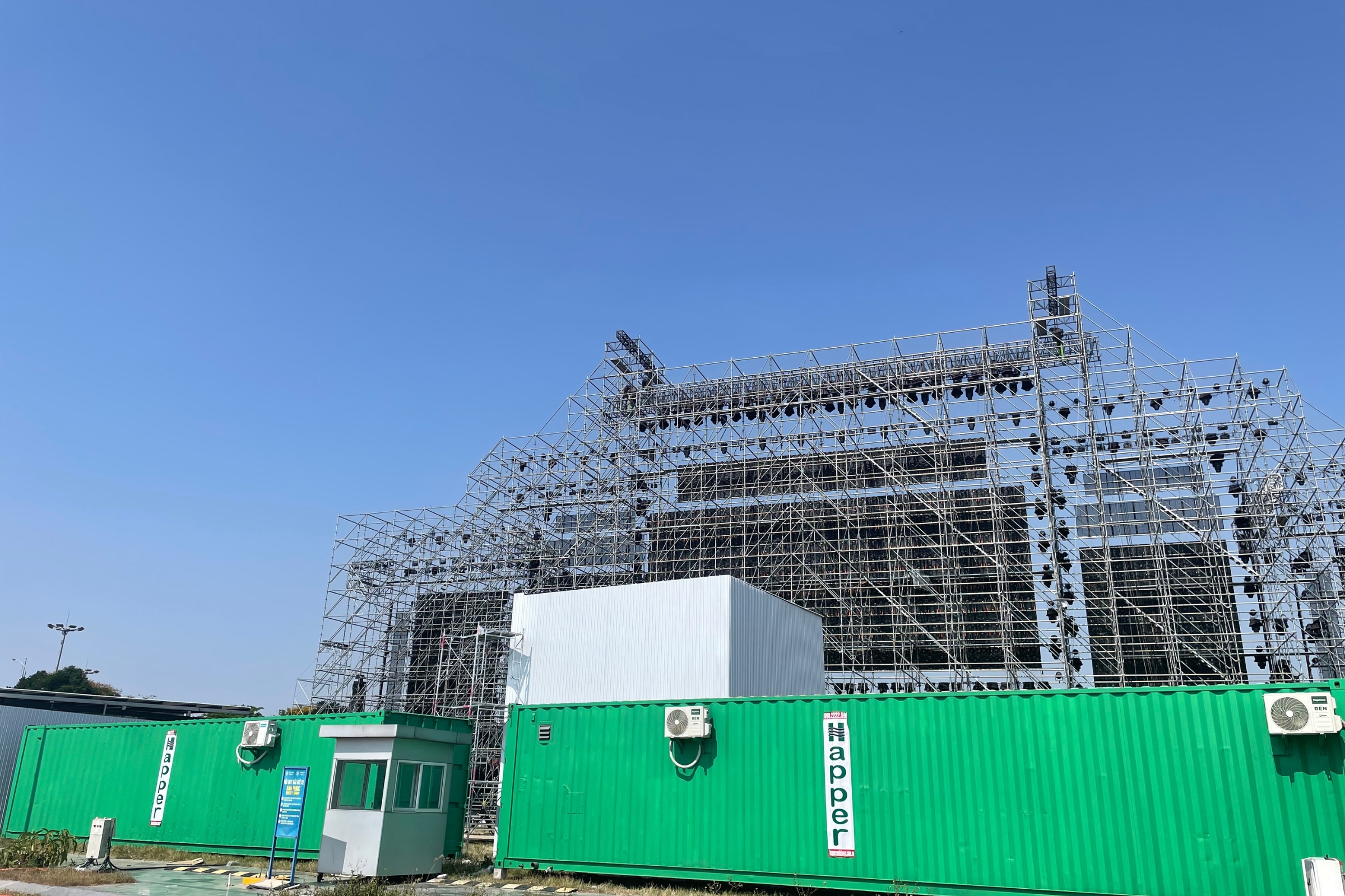 Quá trình lắp đặt container sự kiện Tokyo Girls Collection của Happer Việt Nam